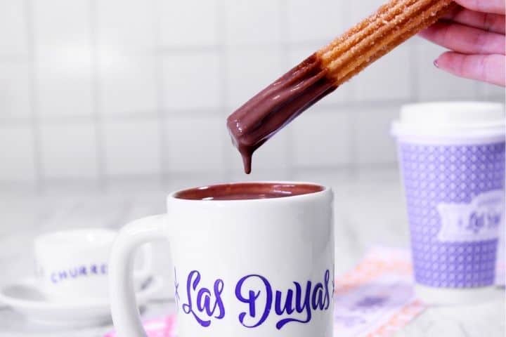 10. Churro con chocolate en Churrería Las Duyas. Foto - Churreria Las Duyas (Facebook) (Desayunar en León)