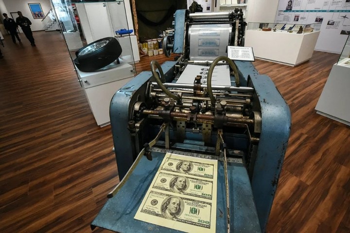 11. Máquina de fabricación de billetes falsos. Foto - RPP