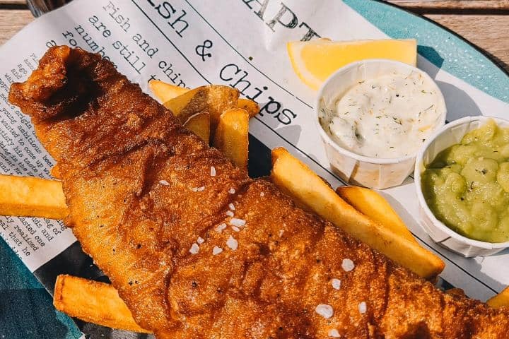 11. Fish & Chips servidos en Maggie Dickson's Pub. Foto - @travelfreckle (Instagram)