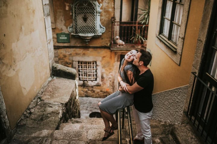 11. Pareja en las calles de Oporto. Foto - Manu Díaz