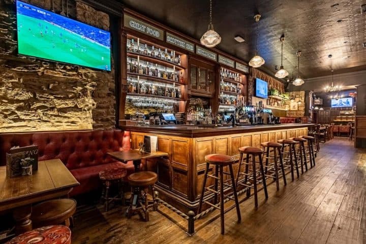 12. Interior de Maggie Dickson's Pub. Foto - Scotsman Group
