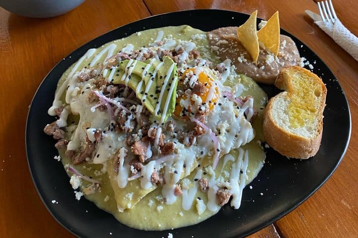 12. Enchiladas suizas servidas en Cuájimil. Foto - @cuajmil (Instagram)