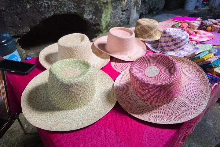 12. Sombreros de Artesanas de la Cueva del Sur. Foto - Jonathan Moreno
