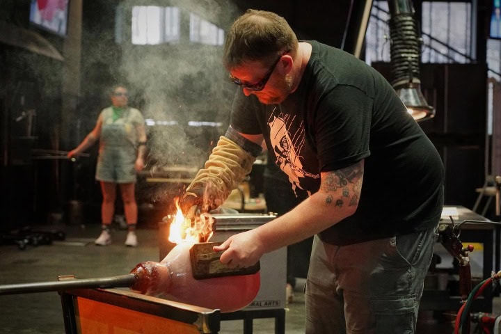 12. Vidrio soplado. Foto - Corning Museum of Glass (Facebook)