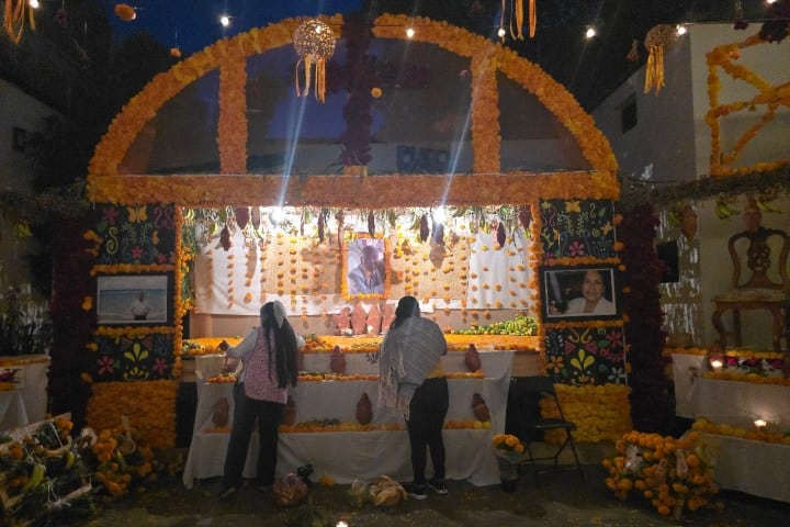 12. Elaboración de altar del Día de Muertos. Foto - Rehiletes