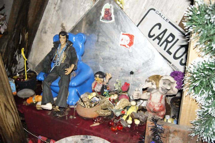 13. Altar en La Casa País de los Duendes. Foto - Gus Espinosa