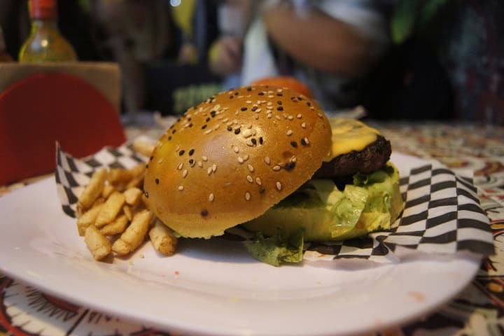 14. Hamburguesa con papas en Zombie Diner. Foto - Gus Espinosa