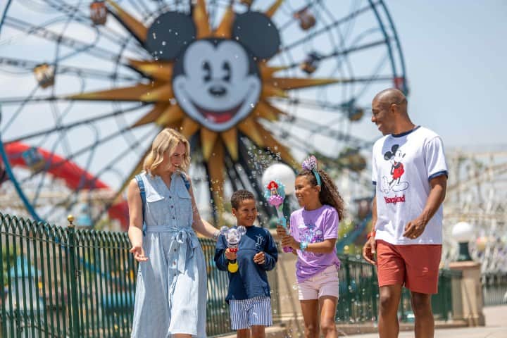 14. Familia en Disneyladn Resort. Foto - Disney Experiences