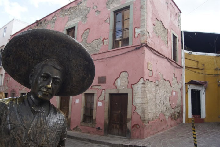 14. Escultura de Jorge Negrete y su casa de fondo. Foto - Gus Espinosa