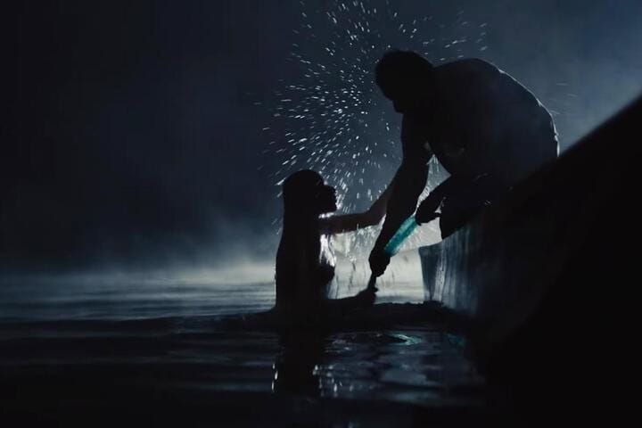La Miringa capturando a un pescador en la película Un Cuento de Pescadores. Foto – cinemex (YouTube)