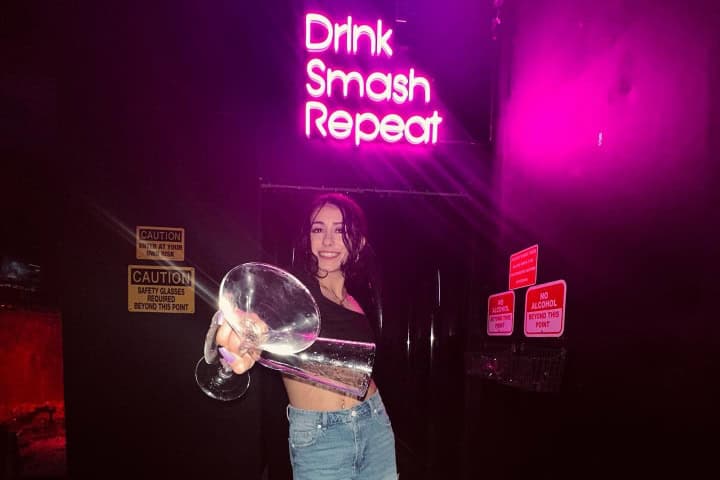 2. Visitante en Break Bar con una copa vacía. Foto - @lizz_weaver (Instagram)