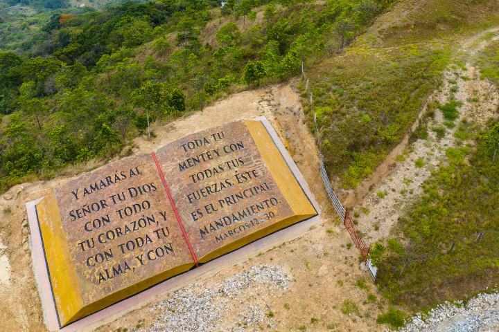 2. La Biblia más Grande del Mundo. Foto - @ghlstyleyopal (Instagram)