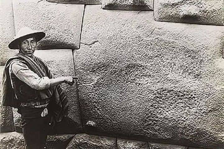 2. Visitante en la piedra de los 12 ángulos. Foto - Machu Picchu Peru Tours