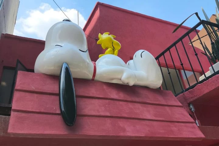 2. Snoopy descansando en la fachada. Foto - Israel Hernández (Google)
