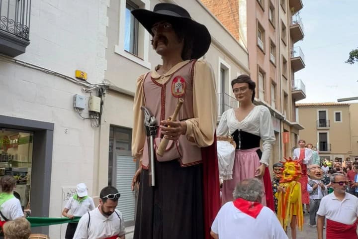 2. Desfile de los Gigantes de la Ciudad durante la Fiesta Mayor de Horta. Foto - @gigantesdelguinardo (Instagram)