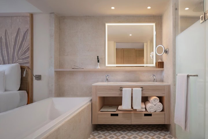 2. Baño en habitación de Dreams Playa Esmeralda Resort & Spa. Foto - Hyatt Hotels Corporation (Expedia)