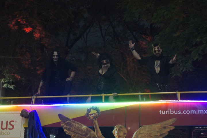4. Algunos hermanos demonio sobre el Turibus. Foto - Gus Espinosa