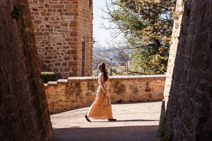 3. Mujer caminando por Castelfalfi. Foto - Castelfalfi (Facebook)