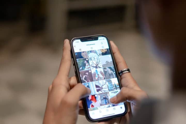 3. Mujer revisando fotos en Instagram. Foto - viralyft (Unsplash)