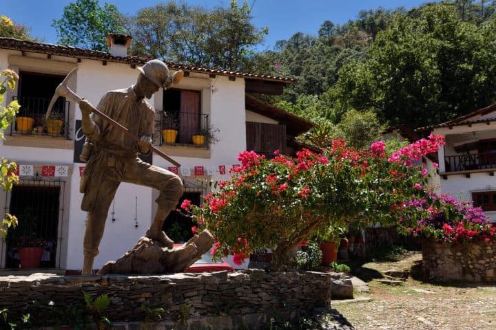 3. Estatua de Minero en San Sebastián del Oeste. Foto - Alamy