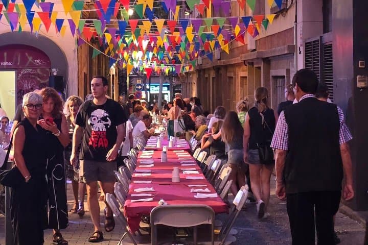 3. Mesa para cena durante la Fiesta Mayor de Horta. Foto - @plástico (Instagram)
