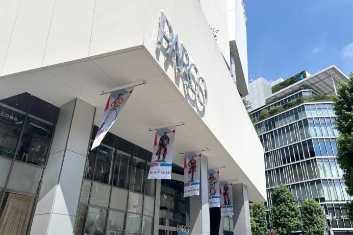 3. Shibuya PARCO con banderines de THE JOJO WORLD. Foto - @THE_JOJO_WORLD (X)