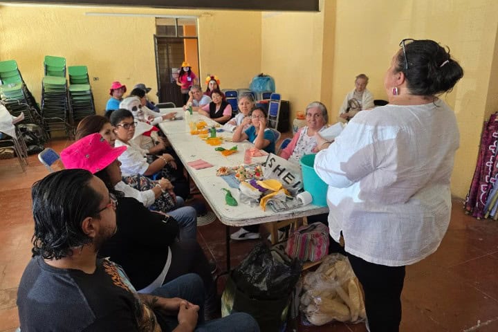 4. Taller de flores de totomoxtle. Foto - Rehiletes