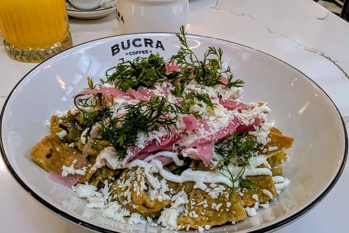 4. Chilaquiles en salsa verde con pollo ahumado. Foto - Robert Zilbauer (Google)