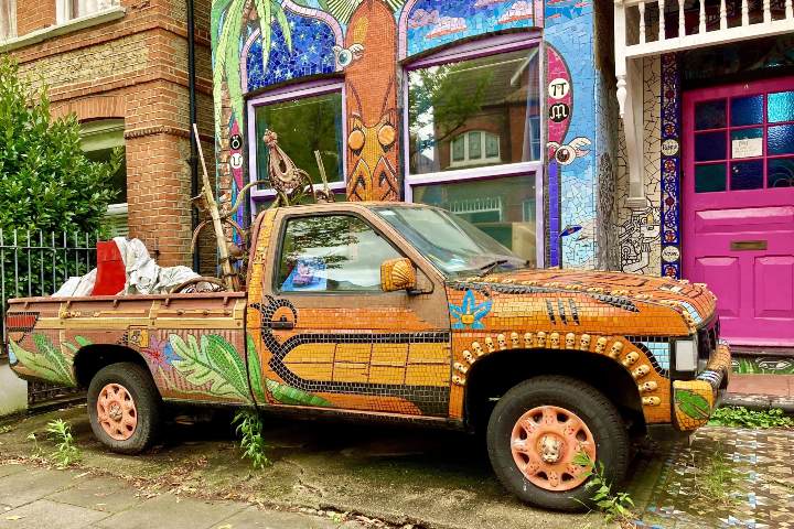 4. Camioneta naranja afuera de Mosaic House. Foto - Mosaic House (Facebook)