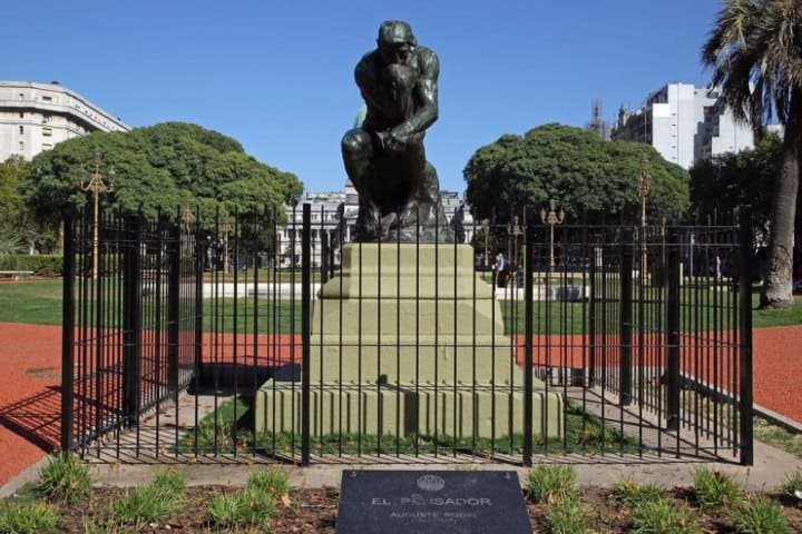 4. Escultura de El Pensador en Buenos Aires, Argentina. Foto - Billiken