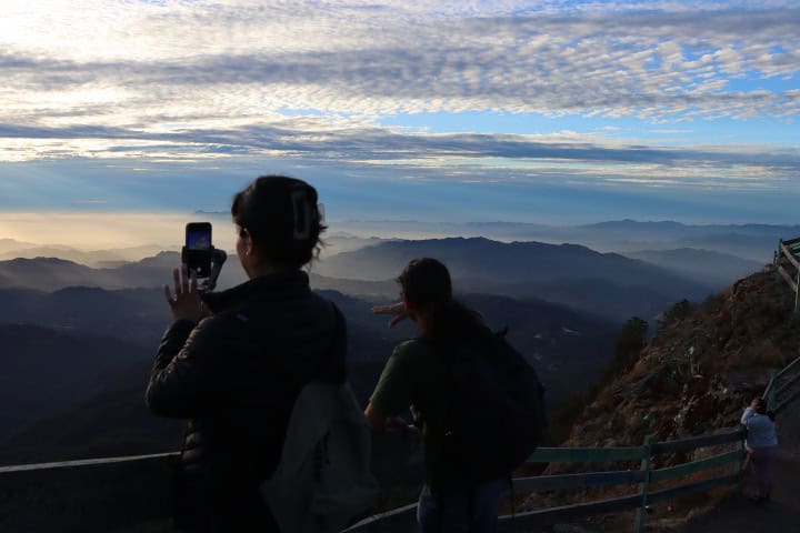 4. Viajeros admirando el paisaje desde el mirador de El Cerro la Bufa. Foto - FIDETUR Jalisco