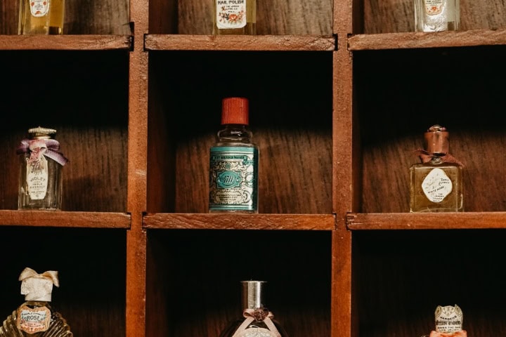 5. Botellas de perfume miniatura. Foto - @casadelasmilmunecascdmx (Instagram)