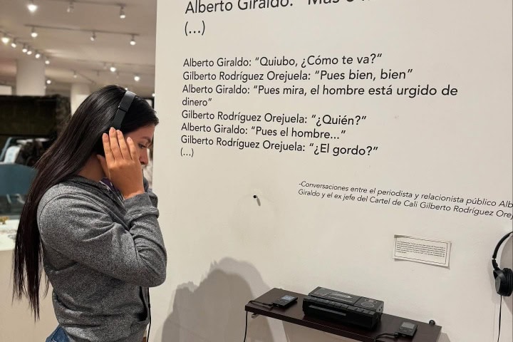 5. Audifonos para escuchar conversaciónes entre el periodista Alberto Giraldo con el jefe del cartel de Cali: Gilberto Rodríguez Orejuela. Foto - @zory.fajardo (Instagram)