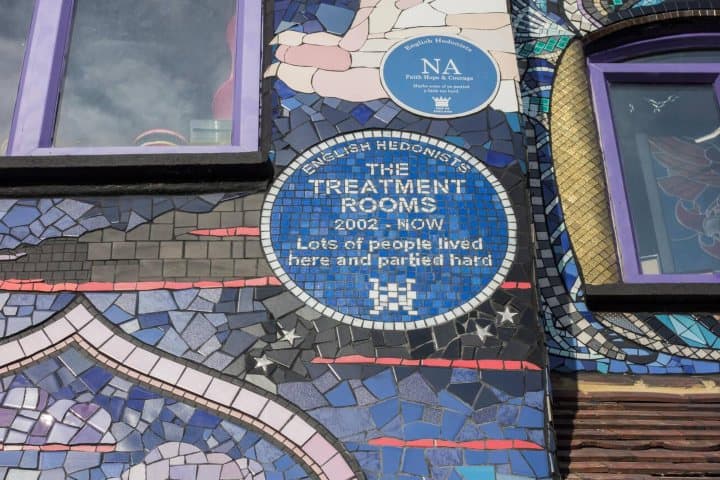 5. Placa azul en Mosaic House. Foto - Alamy