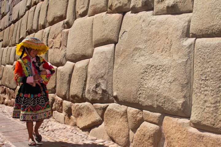 5. Joven caminando frente a la piedra de los 12 ángulos. Foto - Visit Peru (Facebook)