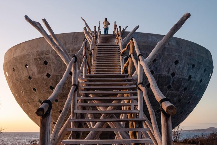 5. Escaleras de madera para llegar al palco de la Copa del Sol. Foto - @careyes_official (Instagram)