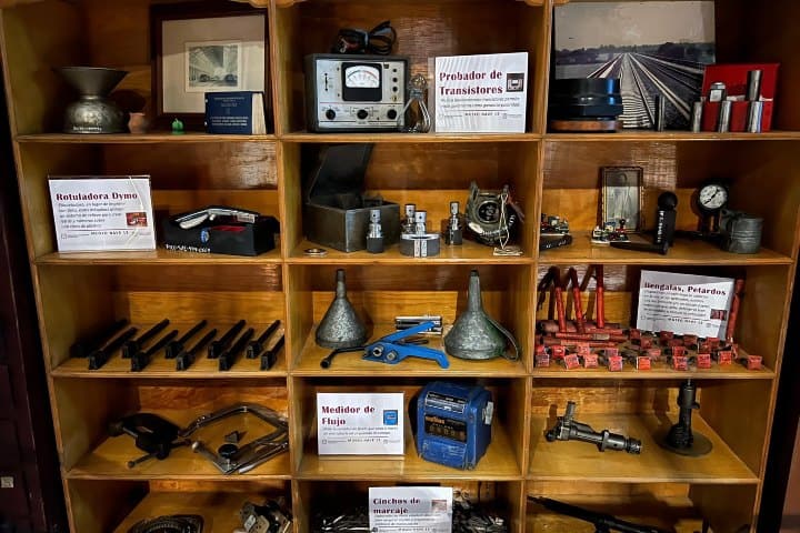5. Objetos ferrocarrileros en exhibición. Foto - Secretaría de Economía Social y Turismo Municipal Ags (Facebook)