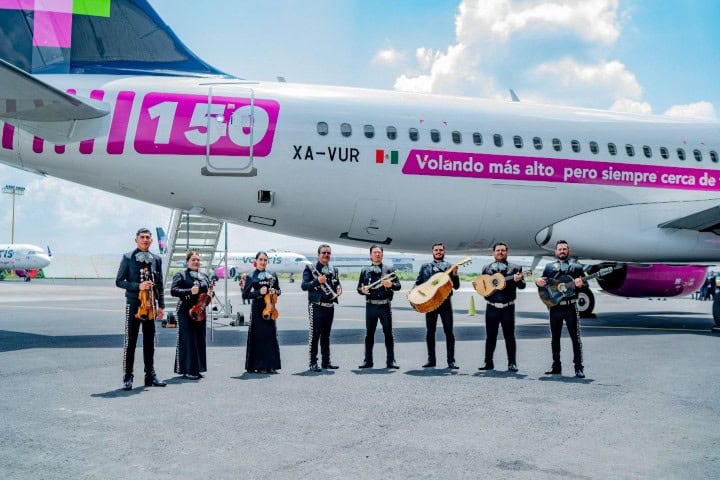 5. Mariachis con el avión 150 de Volaris. Foto - Volaris (LinkedIn)