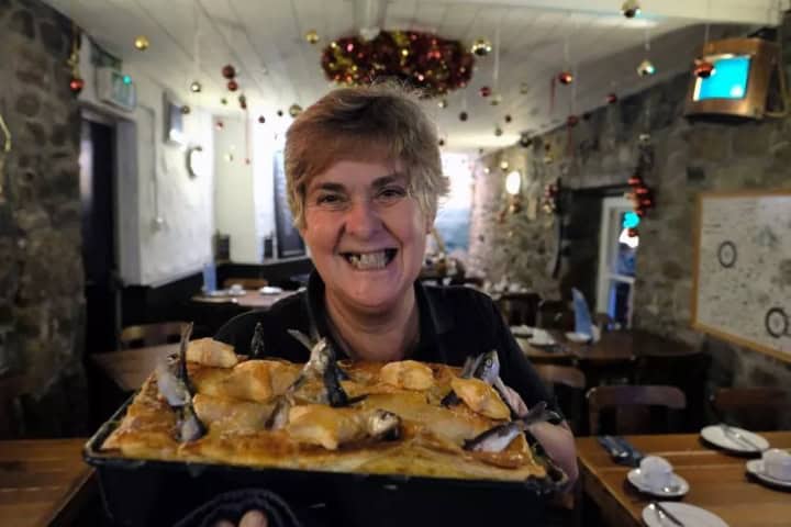 5. Mujer con Stargazy Pie. Foto - CornwallLive