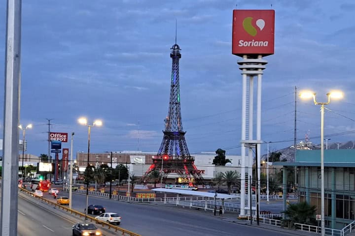 5. Torre Eiffel de Gómez Palacio en medio de la ciudad. Foto - Guillermo Sánchez Ch. (Google)