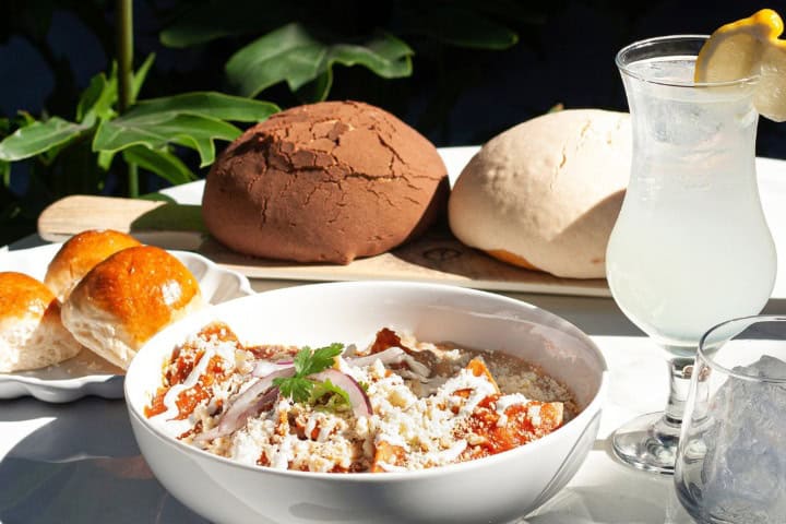 5. Chilaquiles y pan recién horneado en Bomboutique. Foto - Bomboutique Pastelería (Facebook) (Desayunar en León)