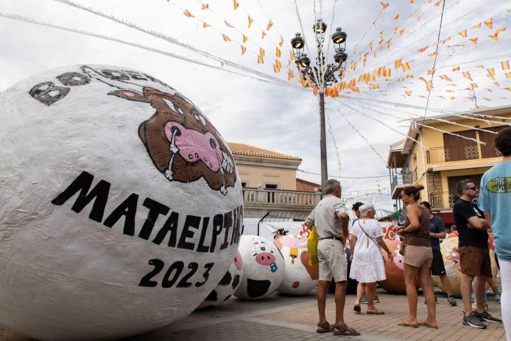 5. Bolas exhibidas en la Plaza España. Foto - Alamy