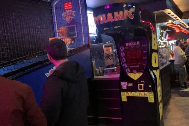 6. Visitantes en las otras atracciones de Break Bar. Foto – yelp.com
