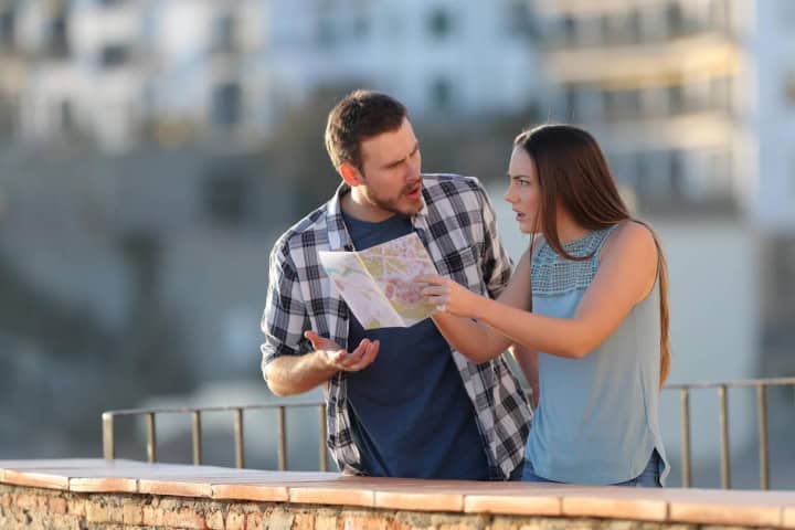 6. Pareja discutiendo durante vacaciones. Foto - Alamy