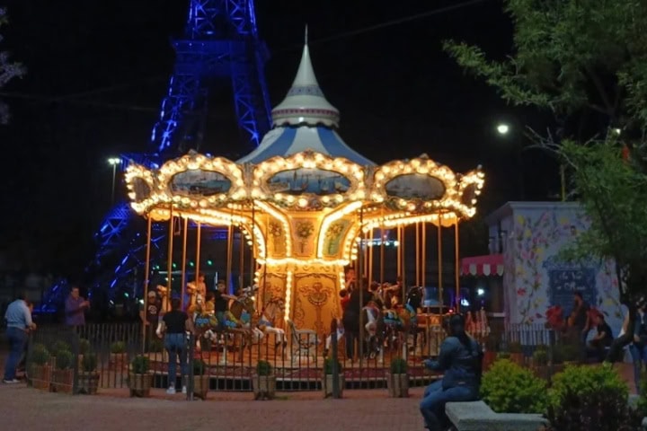 6. Carrusel en la Plaza Francia, Durango. Foto - Hazel Vallesca Hernández (Google)