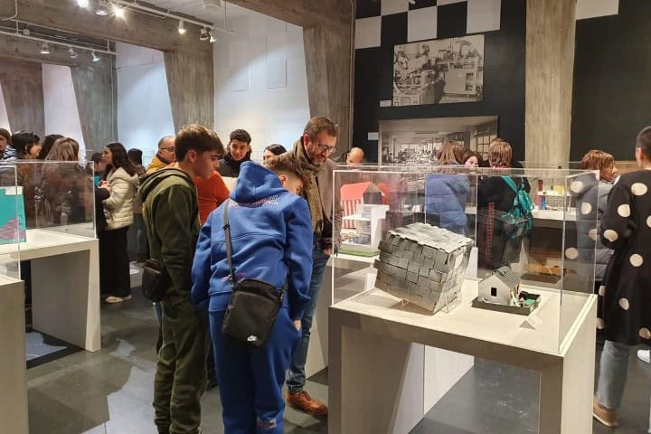 6. Visitantes en el Museo Valenciano del Juguete. Foto - @popularesibi (Instagram)