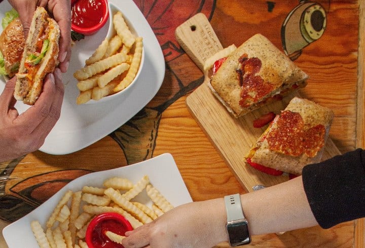 6. Chapatas, hamburguesa y papas en Café Berlin. Foto - @berlincafeleongto (Instagram)