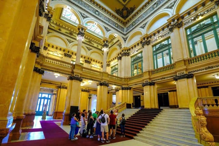 7. Visita guiada por el vestíbulo del Teatro Colón. Foto - Alamy