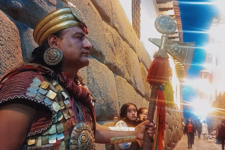 7. Uriel Tapara Mamani protegiendo la piedra de los 12 ángulos. Foto - Uriel Tapara Mamani (Facebook)