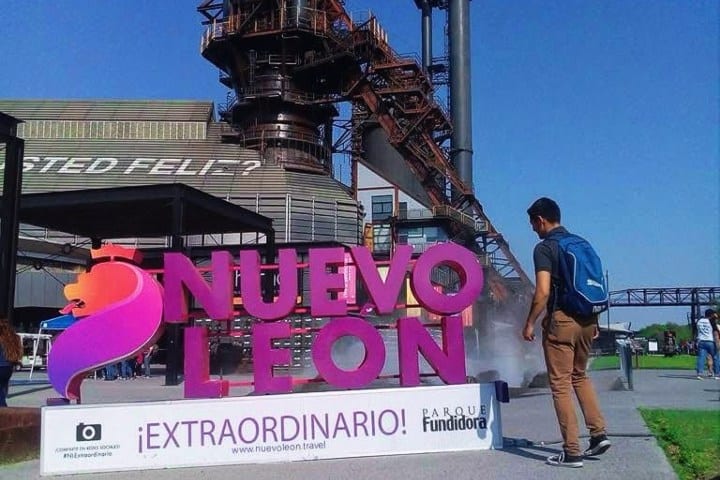 7. Viajero en Paarque Fundidora, Nuevo León. Foto - @mochileandoconluis (Instagram)